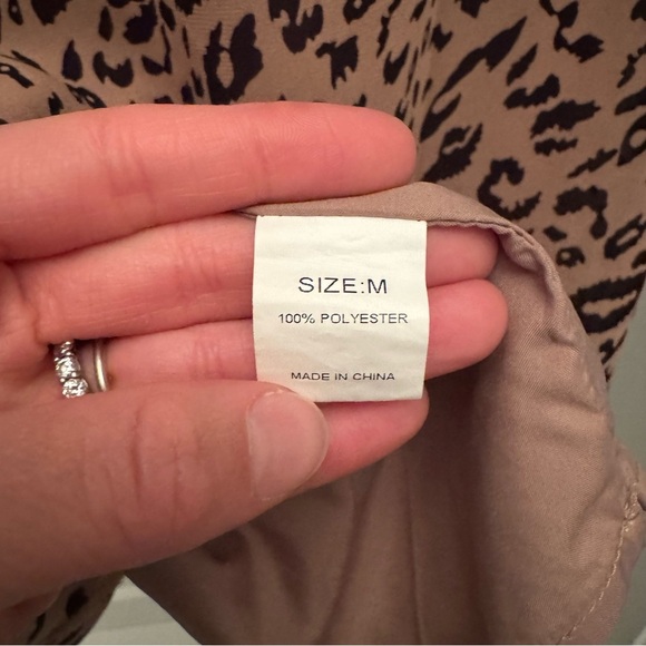 Leopard Print Sleeveless Blouse - Picture 3 of 3